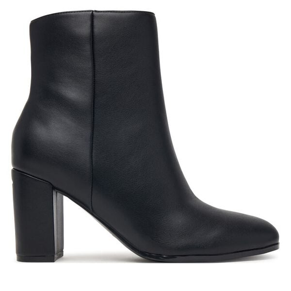 Botki Guess. Czarne botki damskie Guess, bez obcasa, na słupku, bez zapięcia. Za 544.99 zł.