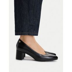 Czółenka U.S. Polo Assn. Czarne czółenka damskie U.S. Polo Assn., bez wzorów, bez obcasa, bez zapięcia. Za 299.99 zł.