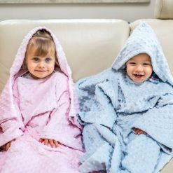 Kocyk z rękawami Baby Wrapi błękitny. Kocyki dla dzieci marki Pulp. Za 150.00 zł.
