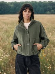 Kurtka bomberka ze stójką i twillowym wykończeniem - zielony. Zielone kurtki damskie Sinsay, l, bez wzorów, bez kaptura. Za 79.99 zł.