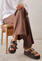 Ciemnobrązowe Klapki na Grubej Podeszwie z Dwoma Klamrami Xenienne. Brązowe klapki damskie Born2be, bez wzorów, z jeansu, eleganckie, bez obcasa, na płaskiej podeszwie. Za 79.99 zł.