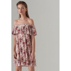 Sukienka hiszpanka w kwiaty - Różowy. Sukienki damskie Mohito. W wyprzedaży za 119.99 zł.