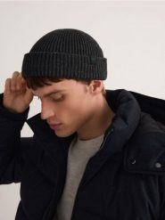 Czapka beanie z dodatkiem wełny - ciemnoszary. Szare czapki i kapelusze męskie Reserved, bez wzorów, z wełny. W wyprzedaży za 49.99 zł.