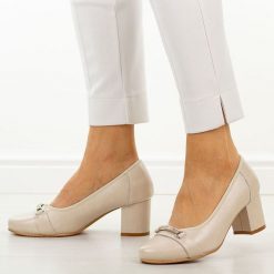 Beżowe skórzane czółenka damskie Cambell 19450. Brązowe czółenka damskie Cambell, bez wzorów, ze skóry, eleganckie, z okrągłym noskiem, bez obcasa, na słupku, bez zapięcia. Za 219.00 zł.