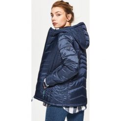 Pikowana kurtka z kapturem - Granatowy. Kurtki damskie Cropp. Za 79.99 zł.