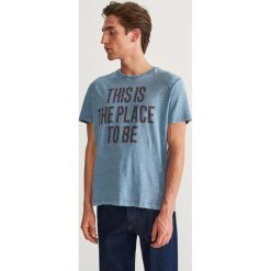 T-shirt z napisem - Niebieski. Niebieskie t-shirty męskie Reserved, z napisami. Za 29.99 zł.