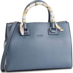 Torebka LIU JO - M Satchel Zip A19093 E0040 Nuvola 74111. Niebieskie torebki do ręki damskie Liu Jo, bez wzorów, ze skóry ekologicznej, klasyczne, bez dodatków. W wyprzedaży za 419.00 zł.
