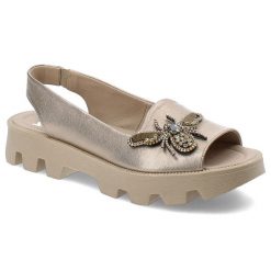 Złote Sandały Karino Modne Obuwie Damskie. Żółte klapki damskie Karino, z aplikacjami, ze skóry, eleganckie, bez obcasa, na płaskiej podeszwie. Za 439.00 zł.