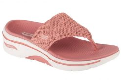 Japonki damskie, Go Walk Arch Fit 2.0 Sandal - Carrie. Czerwone klapki damskie Skechers, bez wzorów, z materiału, sportowe, bez obcasa. Za 249.99 zł.