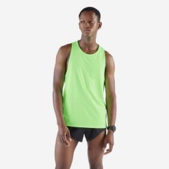 Koszulka do biegania bez rękawów męska Kiprun 900 Light. Zielone koszulki sportowe męskie KIPRUN, m, bez wzorów, z elastanu, bez kołnierzyka, bez ramiączek, do biegania. W wyprzedaży za 59.99 zł.