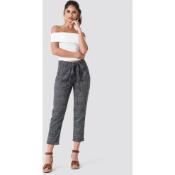 Trendyol Spodnie w kratkę z wiązaniem - Grey,Multicolor. Czarne spodnie materiałowe damskie Trendyol, w kratkę, z poliesteru. Za 121.95 zł.