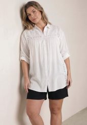Biała Koszula z Bawełną na Lato w Stylu Boho Ozdobiona Koronką Cinnamis. Białe bluzki damskie Born2be, uniwersalny, z aplikacjami, z bawełny, boho, bez kołnierzyka, bez ramiączek. Za 119.99 zł.