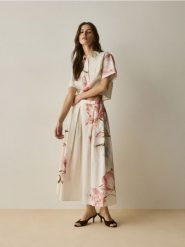 Spódnica midi w kwiaty - wielobarwny. Spódnice damskie Reserved, l, bez wzorów, z bawełny, midi, rozkloszowane. Za 159.99 zł.