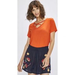 Answear - Top Stripes Vibes. Pomarańczowe topy damskie ANSWEAR, z dzianiny, z krótkim rękawem. W wyprzedaży za 19.90 zł.