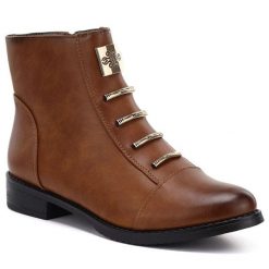 Botki damskie na płaskim obcasie camel M.Daszyński SA62-126. Brązowe botki damskie M.Daszyński, ze skóry ekologicznej, eleganckie, bez obcasa, na płaskiej podeszwie, bez zapięcia. Za 159.99 zł.