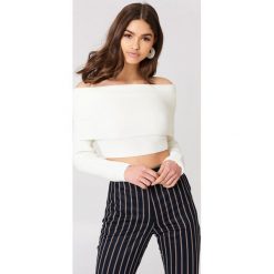 NA-KD Krótki sweter z wywijanym dekoltem - White,Offwhite. Białe swetry damskie NA-KD, z dzianiny. W wyprzedaży za 56.67 zł.