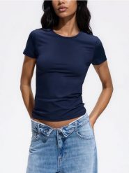T-shirt slim fit - granatowy. Niebieskie t-shirty damskie Reserved, l, bez wzorów, z dzianiny, bez kołnierzyka. Za 45.99 zł.