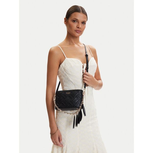 Torebka Guess. Czarne listonoszki damskie Guess, z aplikacjami, bez dodatków. Za 304.99 zł.