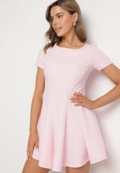 Różowa Rozkloszowana Sukienka z Krótkim Rękawem i Ozdobnymi Przeszyciami Meporea. Czerwone sukienki damskie Born2be, na co dzień, l, bez wzorów, eleganckie, bez kołnierzyka, bez ramiączek, mini, rozkloszowane. Za 89.99 zł.