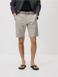 Szorty chino regular z paskiem - brązowy. Brązowe spodnie materiałowe męskie Reserved, bez wzorów, z bawełny. Za 139.99 zł.