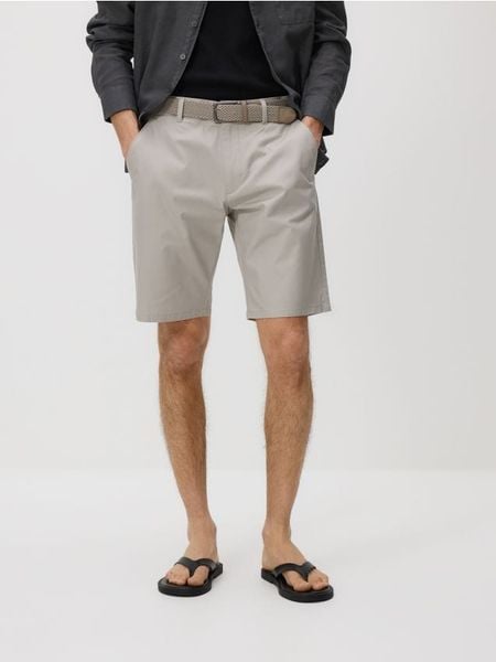 Szorty chino regular z paskiem - brązowy. Brązowe spodnie materiałowe męskie Reserved, bez wzorów, z bawełny. Za 139.99 zł.