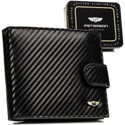 Poziomy portfel męski ze skóry naturalnej w czarnym kolorze wyposażony w system RFID, w zestawie z brelokiem - Peterson. Czarne portfele męskie Peterson, bez wzorów, ze skóry. Za 99.99 zł.