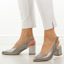 Srebrne ażurowe czółenka damskie M.Daszyński 2263A-7. Szare czółenka damskie M.Daszyński, w ażurowe wzory, ze skóry, casualowe, bez obcasa, na słupku, bez zapięcia. Za 169.00 zł.