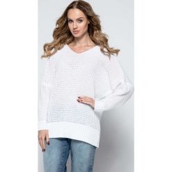 Biały Oversizowy Sweter z Dekoltem V. Swetry damskie Molly.pl. Za 119.90 zł.