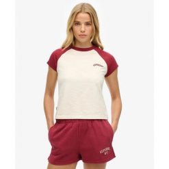 T-shirt z bawełny organicznej z rękawami raglanowymi i logo dla kobiet Superdry. Czerwone t-shirty damskie Superdry., bez wzorów, z bawełny, bez kołnierzyka. Za 119.30 zł.