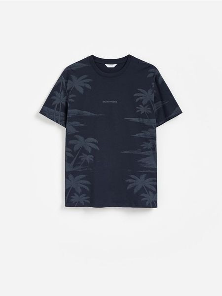 T-shirt regular z nadrukiem allover - granatowy. Niebieskie t-shirty męskie Reserved, l, bez wzorów, z bawełny, bez kołnierzyka. W wyprzedaży za 32.99 zł.