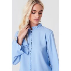 Andrea Hedenstedt x NA-KD Bluzka z falbanką - Blue. Bluzki damskie marki Andrea Hedenstedt x NA-KD. Za 80.95 zł.