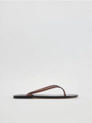 Klapki japonki - brązowy. Brązowe klapki damskie Reserved, bez wzorów, bez obcasa. Za 59.99 zł.