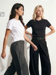 Bawełniana koszulka z ozdobną aplikacją przy dekolcie - czarny. Czarne t-shirty damskie Sinsay, l, z aplikacjami, z bawełny, bez kołnierzyka. Za 39.99 zł.