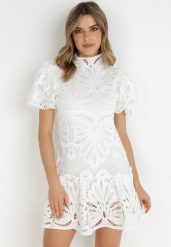 Biała Sukienka Cilleis. Białe sukienki damskie Born2be, m, z aplikacjami, z koronki, eleganckie, bez kołnierzyka, bez ramiączek, mini. Za 209.99 zł.