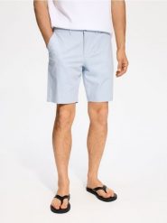 Szorty regular fit - jasnoniebieski. Niebieskie szorty męskie Reserved, bez wzorów, z tkaniny. Za 129.99 zł.
