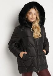 Czarna Pikowana Kurtka z Kapturem z Futerkiem Tevea. Czarne kurtki damskie Born2be, plus size, bez wzorów, z dzianiny, z kapturem. Za 219.99 zł.