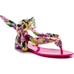 Sandały GUESS - Juday FL6JUD FAP21 YELLO. Czerwone klapki damskie Guess, z aplikacjami, z materiału, bez obcasa, na obcasie, bez zapięcia. W wyprzedaży za 279.00 zł.