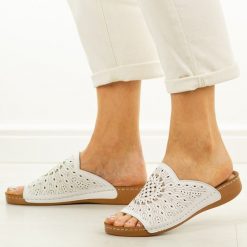 Białe ażurowe skórzane klapki damskie T.Sokolski 350-3741. Białe klapki damskie Sokolski, w ażurowe wzory, z jeansu, casualowe, bez obcasa, na płaskiej podeszwie. Za 199.00 zł.