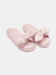 Otwarte kapcie z kokardą - różowy. Czerwone kapcie damskie Sinsay, bez wzorów, z otwartym noskiem. Za 25.99 zł.