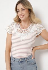 Różowo-Biały Bawełniany T-shirt z Prążkowanego Materiału z Koronkowym Dekoltem i Rękawkami Hyacintia. Czerwone bluzki damskie Born2be, m, bez wzorów, z bawełny, bez kołnierzyka. Za 39.99 zł.