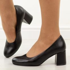 Czarne czółenka damskie na słupku Potocki 12761. Czarne czółenka damskie POTOCKI, bez wzorów, ze skóry, biznesowe, z okrągłym noskiem, bez obcasa, na obcasie, bez zapięcia. Za 189.00 zł.