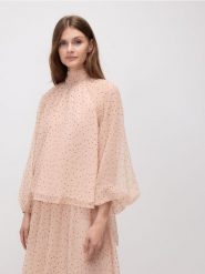Bluzka z bufiastym rękawem - pastelowy róż. Czerwone bluzki damskie Reserved, l, bez wzorów, z tkaniny, bez kołnierzyka, bez ramiączek. Za 139.99 zł.
