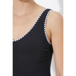 Damskie Strój kąpielowy struktura bez miękkich miseczek dekolt w serek. Czarne kostiumy jednoczęściowe damskie Ulla Popken, plus size, bez wzorów, z elastanu, sportowe, plus size. Za 239.99 zł.