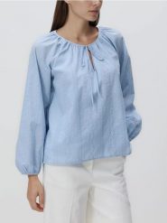 Bluzka z haftem - jasnoniebieski. Niebieskie bluzki damskie Reserved, l, bez wzorów, z bawełny, klasyczne, bez kołnierzyka, bez ramiączek. Za 119.99 zł.