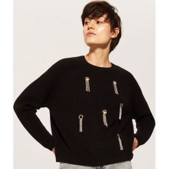 Sweter z ozdobnymi elemenatmi - Czarny. Swetry damskie marki House. W wyprzedaży za 29.99 zł.