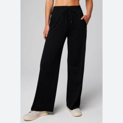 Damskie spodnie z szerokimi nogawkami Fabletics Cloud Jersey. Czarne obuwie sportowe damskie FABLETICS, bez wzorów, z jersey. Za 327.55 zł.