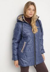 Niebieska Pikowana Kurtka o Prostym Kroju z Kapturem Nileria. Niebieskie kurtki damskie Born2be, plus size, bez wzorów, z dzianiny, z kapturem. Za 189.99 zł.