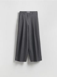 Luźne spodnie z kantem - szary. Szare spodnie materiałowe damskie Reserved, l, bez wzorów, z tkaniny. Za 139.99 zł.