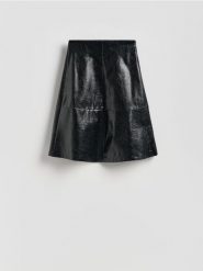 Spódnica z imitacji skóry - czarny. Czarne spódnice damskie Reserved, l, bez wzorów, ze skóry, mini, rozkloszowane. Za 129.99 zł.