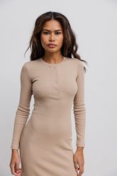 Dopasowana sukienka maxi z napami w kolorze BEIGE- MENSA-XL. Brązowe sukienki damskie Marsala, xl, bez wzorów, z bawełny, eleganckie, bez kołnierzyka, bez ramiączek, maxi, dopasowane. Za 319.90 zł.
